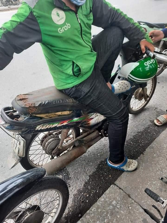 Ứng dụng báo SH sắp đến đón, chàng trai méo mặt vì tài xế mang con xe đặc biệt tới - 1 Ứng dụng báo SH sắp đến đón, chàng trai méo mặt vì tài xế mang con xe đặc biệt tới - 1