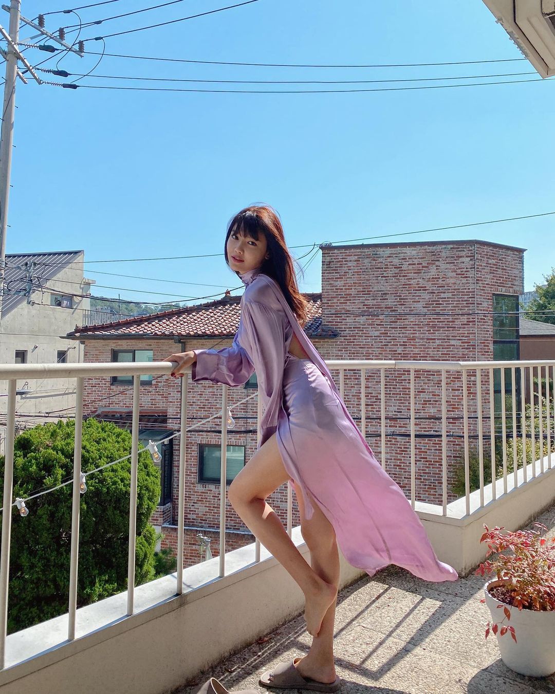 Jessica, Sooyoung đụng hàng nhưng khác quá: Người diện giày hiệu, người đi dép lê vẫn khoe được dáng nuột - 3 Jessica, Sooyoung đụng hàng nhưng khác quá: Người diện giày hiệu, người đi dép lê vẫn khoe được dáng nuột - 3