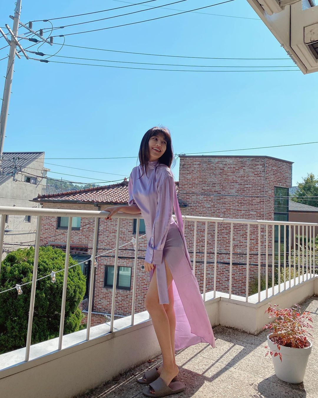 Jessica, Sooyoung đụng hàng nhưng khác quá: Người diện giày hiệu, người đi dép lê vẫn khoe được dáng nuột - 4 Jessica, Sooyoung đụng hàng nhưng khác quá: Người diện giày hiệu, người đi dép lê vẫn khoe được dáng nuột - 4