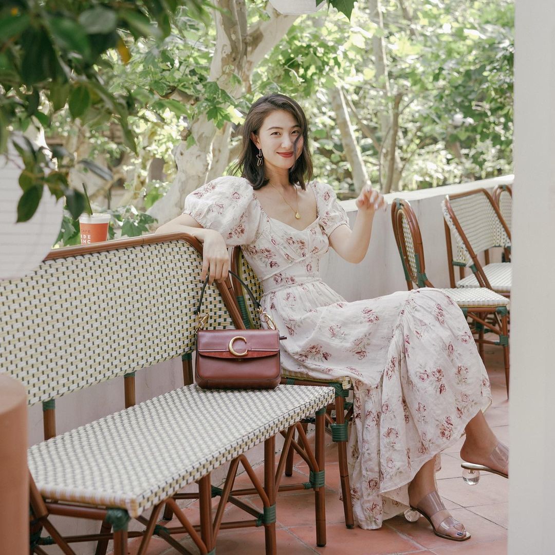 Nhất định phải 'hốt' về 3 kiểu váy họa tiết này cho Tết vì diện lên cứ xinh lung linh, lại cực sang chảnh chứ không sến - 3 Nhất định phải 'hốt' về 3 kiểu váy họa tiết này cho Tết vì diện lên cứ xinh lung linh, lại cực sang chảnh chứ không sến - 3
