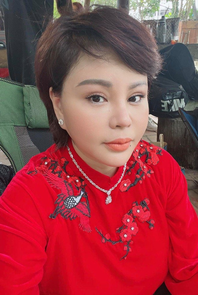 Đồng nghiệp hoang mang khi nghe tin Lê Giang mới bơm lỗ tai cho phúc hậu - 3 Đồng nghiệp hoang mang khi nghe tin Lê Giang mới bơm lỗ tai cho phúc hậu - 3