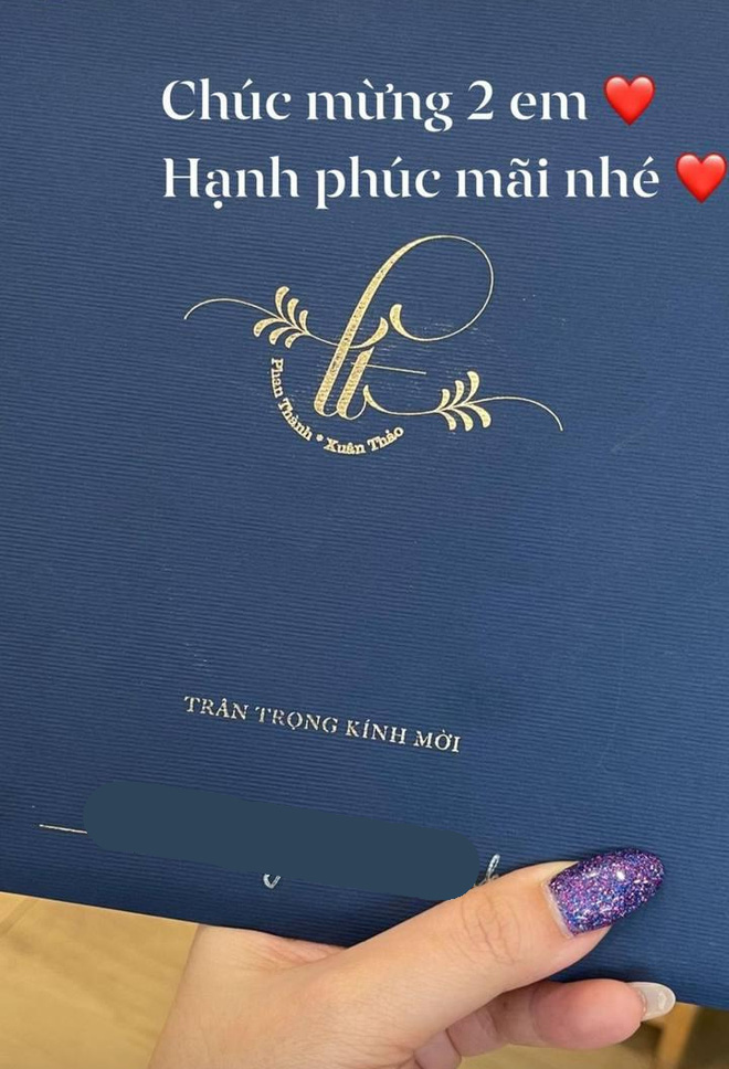Tổng giám đốc Phan Thành tự tay khoe thiệp mời và hé lộ ảnh cưới đẹp xỉu, dân tình nôn nóng đếm ngược tới giờ G - 5 Tổng giám đốc Phan Thành tự tay khoe thiệp mời và hé lộ ảnh cưới đẹp xỉu, dân tình nôn nóng đếm ngược tới giờ G - 5