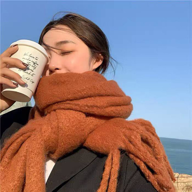 4 mẫu khăn quàng hot trend của mùa đông năm nay, đã ấm còn xinh thì tội gì mà không tậu lấy một em - 1 4 mẫu khăn quàng hot trend của mùa đông năm nay, đã ấm còn xinh thì tội gì mà không tậu lấy một em - 1
