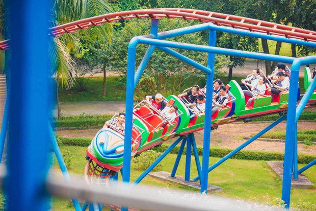 Nữ sinh kể lại giây phút kinh hoàng toa tàu lượn vỡ đôi, văng khỏi đường ray: Mở mắt thấy bạn bị khung xe chèn vào bụng, rơi xuống dưới bãi cỏ Nữ sinh kể lại giây phút kinh hoàng toa tàu lượn vỡ đôi, văng khỏi đường ray: Mở mắt thấy bạn bị khung xe chèn vào bụng, rơi xuống dưới bãi cỏ