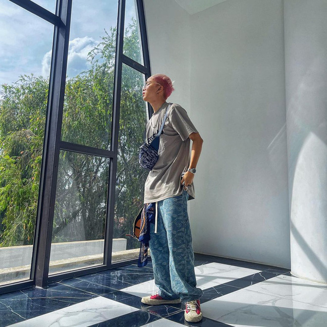 Hết sờ lên poster của R.Tee, bạn gái cũ Quang Hải lại chuyển sang mặc áo in hình nam rapper? - 6 Hết sờ lên poster của R.Tee, bạn gái cũ Quang Hải lại chuyển sang mặc áo in hình nam rapper? - 6