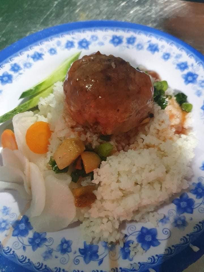 Tố quán cơm tấm 'chặt chém' khách, chàng trai không ngờ bị 'ném đá' ngược vì các món trên bàn - 1 Tố quán cơm tấm 'chặt chém' khách, chàng trai không ngờ bị 'ném đá' ngược vì các món trên bàn - 1