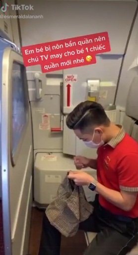 Dân mạng 'đổ gục' khi thấy nam tiếp viên hàng không tự tay khâu chiếc quần mới cho hành khách nhí vừa bị nôn một cách tận tình Dân mạng 'đổ gục' khi thấy nam tiếp viên hàng không tự tay khâu chiếc quần mới cho hành khách nhí vừa bị nôn một cách tận tình