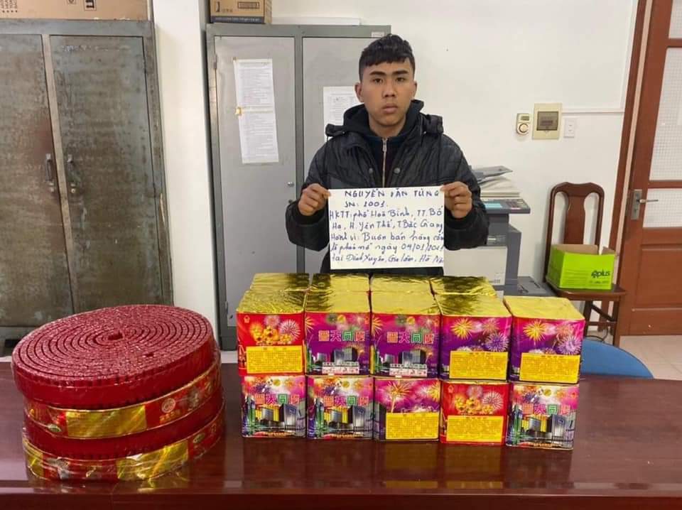 Hà Nội: Tạm giữ nam thanh niên chở 36kg pháo nổ mang bán cho khách trong đêm Hà Nội: Tạm giữ nam thanh niên chở 36kg pháo nổ mang bán cho khách trong đêm