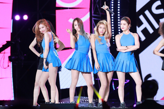 4 nhóm nữ nhà JYP đều mê diện váy ngắn nhưng style khác biệt hoàn toàn: Twice mê thanh lịch, đến ITZY lại chuộng cá tính - 1 4 nhóm nữ nhà JYP đều mê diện váy ngắn nhưng style khác biệt hoàn toàn: Twice mê thanh lịch, đến ITZY lại chuộng cá tính - 1