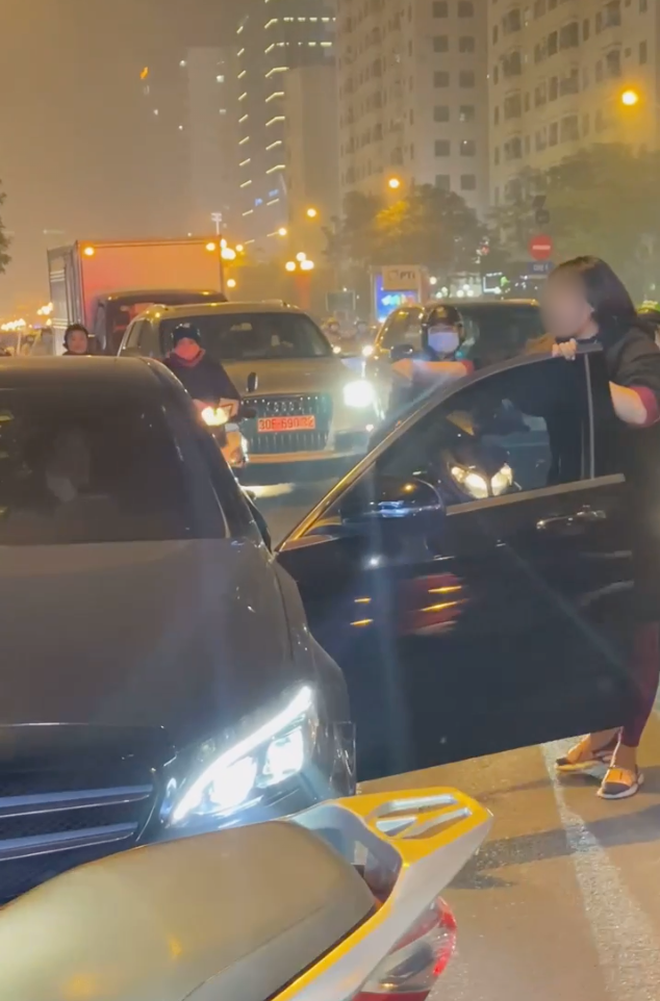 Người vợ chặn xe Mercedes của 'tiểu tam' giữa phố Hà Nội lên tiếng: Chồng tôi muốn dứt thì cô ấy lại khóc lóc, quỳ xuống - 1 Người vợ chặn xe Mercedes của 'tiểu tam' giữa phố Hà Nội lên tiếng: Chồng tôi muốn dứt thì cô ấy lại khóc lóc, quỳ xuống - 1