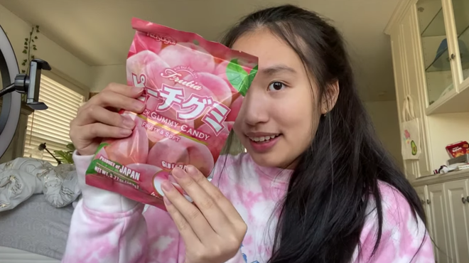 Jenny Huỳnh 'quá là sến' với thử thách 24h màu hồng, lần đầu tiên để anh trai debut với tiết mục 'Anh Hoàng Vê lốc' - 2 Jenny Huỳnh 'quá là sến' với thử thách 24h màu hồng, lần đầu tiên để anh trai debut với tiết mục 'Anh Hoàng Vê lốc' - 2