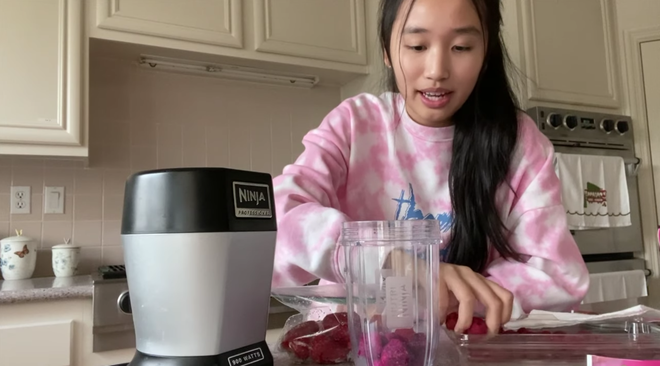 Jenny Huỳnh 'quá là sến' với thử thách 24h màu hồng, lần đầu tiên để anh trai debut với tiết mục 'Anh Hoàng Vê lốc' - 1 Jenny Huỳnh 'quá là sến' với thử thách 24h màu hồng, lần đầu tiên để anh trai debut với tiết mục 'Anh Hoàng Vê lốc' - 1