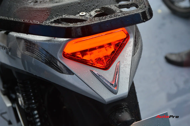 Ra mắt VinFast Theon: Xe máy điện to như Honda SH, có ABS 2 kênh và nhiều công nghệ ‘xịn xò’ khác - 5 Ra mắt VinFast Theon: Xe máy điện to như Honda SH, có ABS 2 kênh và nhiều công nghệ ‘xịn xò’ khác - 5