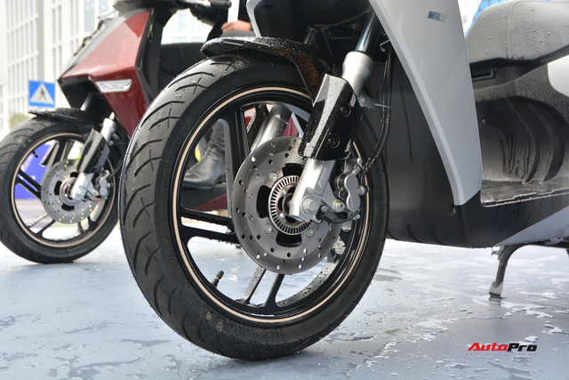Ra mắt VinFast Theon: Xe máy điện to như Honda SH, có ABS 2 kênh và nhiều công nghệ ‘xịn xò’ khác - 8 Ra mắt VinFast Theon: Xe máy điện to như Honda SH, có ABS 2 kênh và nhiều công nghệ ‘xịn xò’ khác - 8