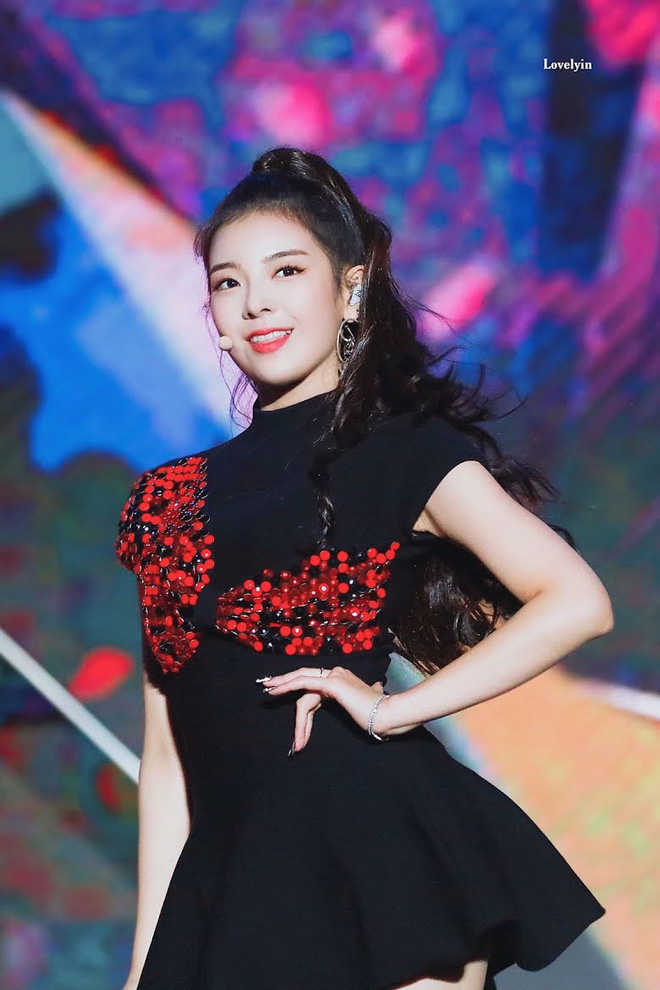 4 nhóm nữ nhà JYP đều mê diện váy ngắn nhưng style khác biệt hoàn toàn: Twice mê thanh lịch, đến ITZY lại chuộng cá tính - 8 4 nhóm nữ nhà JYP đều mê diện váy ngắn nhưng style khác biệt hoàn toàn: Twice mê thanh lịch, đến ITZY lại chuộng cá tính - 8