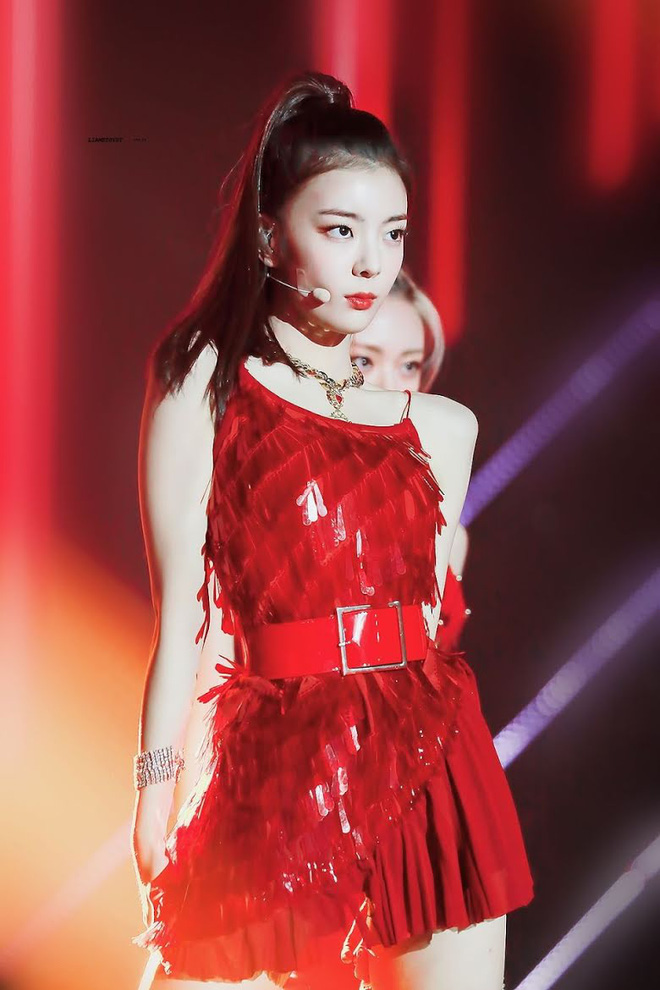 4 nhóm nữ nhà JYP đều mê diện váy ngắn nhưng style khác biệt hoàn toàn: Twice mê thanh lịch, đến ITZY lại chuộng cá tính - 9 4 nhóm nữ nhà JYP đều mê diện váy ngắn nhưng style khác biệt hoàn toàn: Twice mê thanh lịch, đến ITZY lại chuộng cá tính - 9