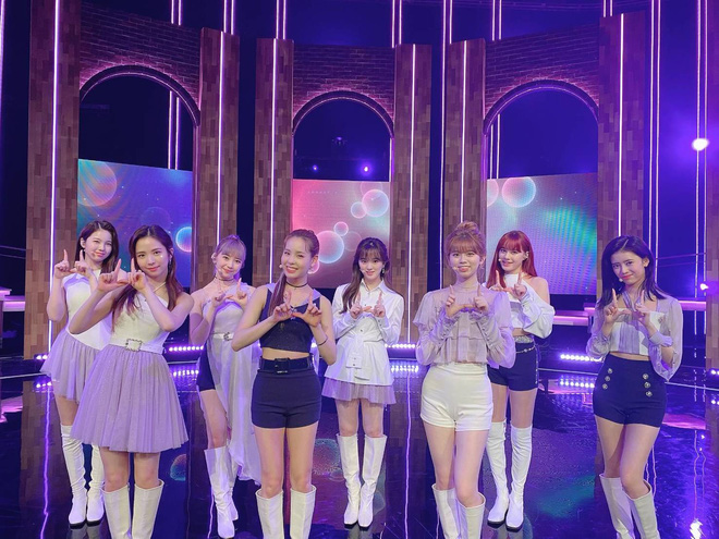 4 nhóm nữ nhà JYP đều mê diện váy ngắn nhưng style khác biệt hoàn toàn: Twice mê thanh lịch, đến ITZY lại chuộng cá tính - 11 4 nhóm nữ nhà JYP đều mê diện váy ngắn nhưng style khác biệt hoàn toàn: Twice mê thanh lịch, đến ITZY lại chuộng cá tính - 11