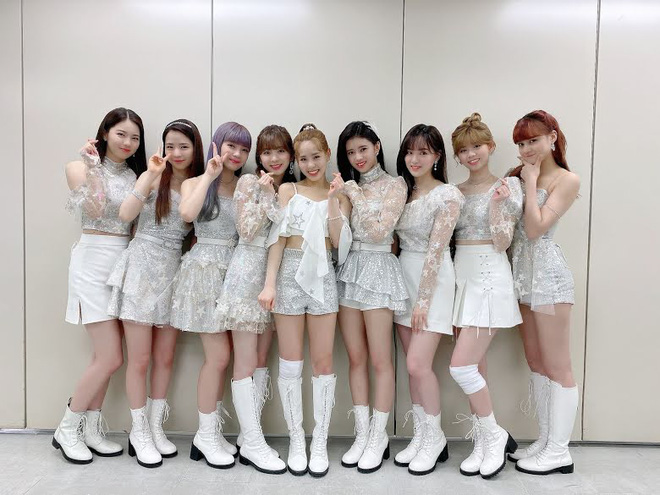 4 nhóm nữ nhà JYP đều mê diện váy ngắn nhưng style khác biệt hoàn toàn: Twice mê thanh lịch, đến ITZY lại chuộng cá tính - 12 4 nhóm nữ nhà JYP đều mê diện váy ngắn nhưng style khác biệt hoàn toàn: Twice mê thanh lịch, đến ITZY lại chuộng cá tính - 12