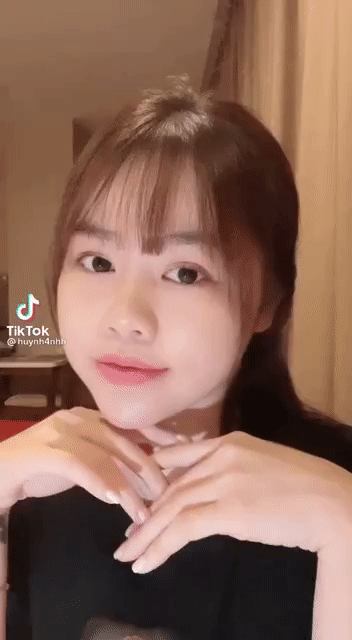 Hết sờ lên poster của R.Tee, bạn gái cũ Quang Hải lại chuyển sang mặc áo in hình nam rapper? Hết sờ lên poster của R.Tee, bạn gái cũ Quang Hải lại chuyển sang mặc áo in hình nam rapper?