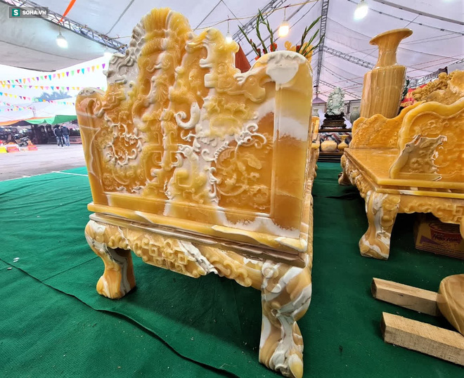 Choáng ngợp bộ bàn ghế ngọc Hoàng Long 'bán rẻ', giá gần tỷ đồng ở Hà Nội - 6 Choáng ngợp bộ bàn ghế ngọc Hoàng Long 'bán rẻ', giá gần tỷ đồng ở Hà Nội - 6