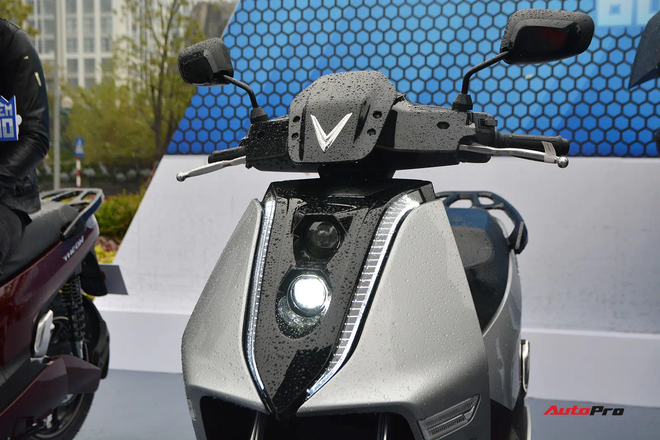 Ra mắt VinFast Theon: Xe máy điện to như Honda SH, có ABS 2 kênh và nhiều công nghệ ‘xịn xò’ khác - 4 Ra mắt VinFast Theon: Xe máy điện to như Honda SH, có ABS 2 kênh và nhiều công nghệ ‘xịn xò’ khác - 4