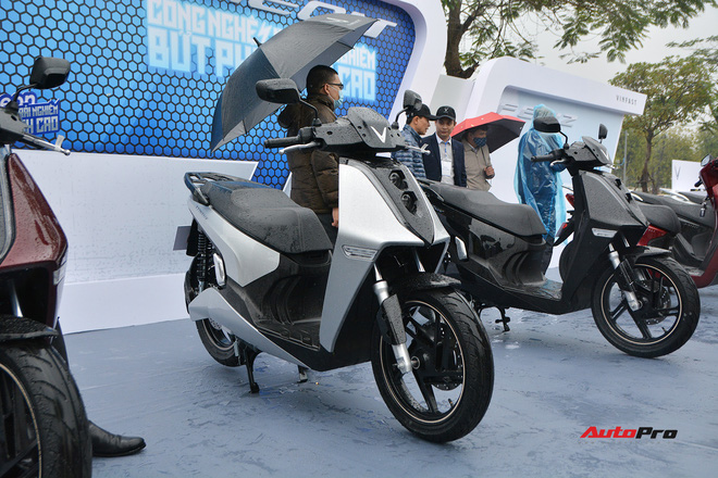 Ra mắt VinFast Theon: Xe máy điện to như Honda SH, có ABS 2 kênh và nhiều công nghệ ‘xịn xò’ khác - 2 Ra mắt VinFast Theon: Xe máy điện to như Honda SH, có ABS 2 kênh và nhiều công nghệ ‘xịn xò’ khác - 2