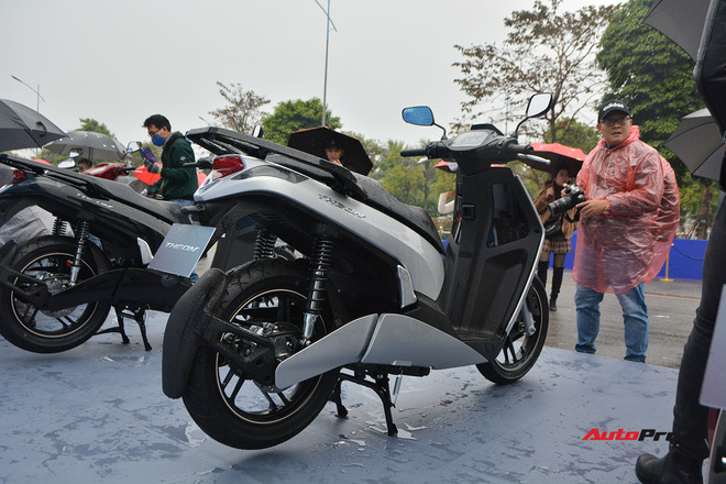 Ra mắt VinFast Theon: Xe máy điện to như Honda SH, có ABS 2 kênh và nhiều công nghệ ‘xịn xò’ khác - 3 Ra mắt VinFast Theon: Xe máy điện to như Honda SH, có ABS 2 kênh và nhiều công nghệ ‘xịn xò’ khác - 3