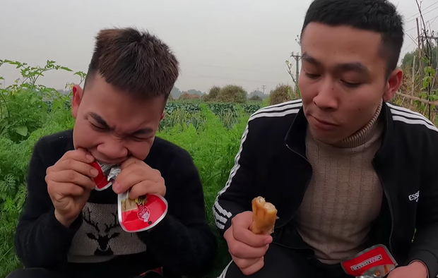 Con trai bà Tân cạch mặt 2 thanh niên bạn thân ăn chực, tự nướng 100 cái chân gà 'tẩm hoá chất' ăn no ngập mồm - 1 Con trai bà Tân cạch mặt 2 thanh niên bạn thân ăn chực, tự nướng 100 cái chân gà 'tẩm hoá chất' ăn no ngập mồm - 1