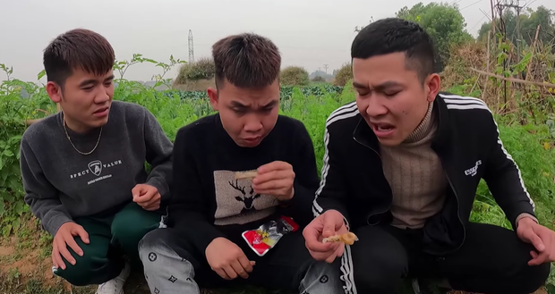 Con trai bà Tân cạch mặt 2 thanh niên bạn thân ăn chực, tự nướng 100 cái chân gà 'tẩm hoá chất' ăn no ngập mồm - 2 Con trai bà Tân cạch mặt 2 thanh niên bạn thân ăn chực, tự nướng 100 cái chân gà 'tẩm hoá chất' ăn no ngập mồm - 2