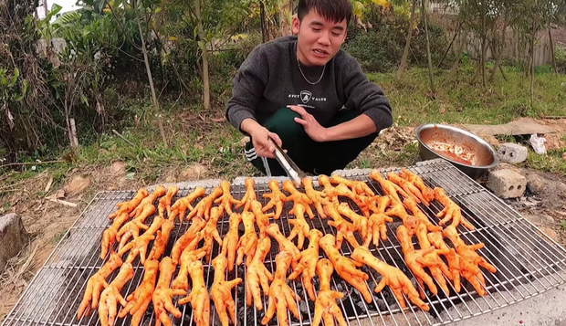 Con trai bà Tân cạch mặt 2 thanh niên bạn thân ăn chực, tự nướng 100 cái chân gà 'tẩm hoá chất' ăn no ngập mồm - 5 Con trai bà Tân cạch mặt 2 thanh niên bạn thân ăn chực, tự nướng 100 cái chân gà 'tẩm hoá chất' ăn no ngập mồm - 5