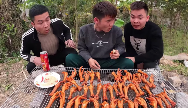 Con trai bà Tân cạch mặt 2 thanh niên bạn thân ăn chực, tự nướng 100 cái chân gà 'tẩm hoá chất' ăn no ngập mồm - 7 Con trai bà Tân cạch mặt 2 thanh niên bạn thân ăn chực, tự nướng 100 cái chân gà 'tẩm hoá chất' ăn no ngập mồm - 7