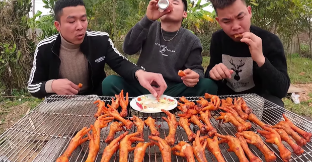 Con trai bà Tân cạch mặt 2 thanh niên bạn thân ăn chực, tự nướng 100 cái chân gà 'tẩm hoá chất' ăn no ngập mồm - 8 Con trai bà Tân cạch mặt 2 thanh niên bạn thân ăn chực, tự nướng 100 cái chân gà 'tẩm hoá chất' ăn no ngập mồm - 8