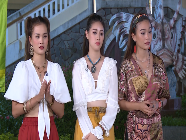 Mâu Thủy - Hương Ly khó chịu vì Hoàng Thùy cãi ngang trên sóng truyền hình - 2 Mâu Thủy - Hương Ly khó chịu vì Hoàng Thùy cãi ngang trên sóng truyền hình - 2