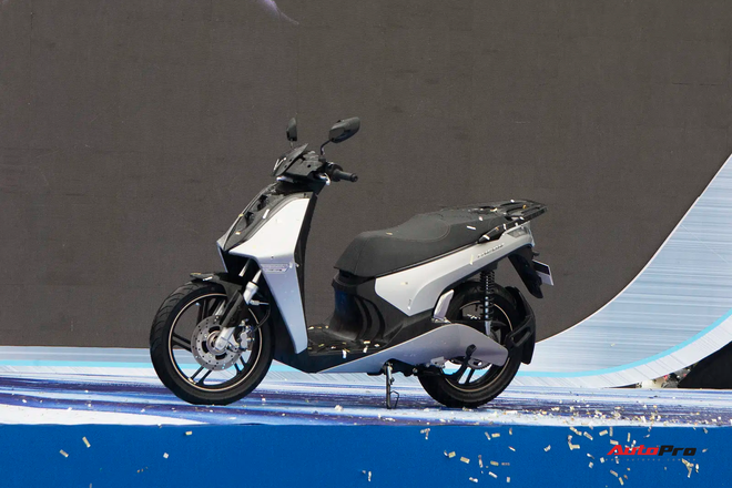 Ra mắt VinFast Theon: Xe máy điện to như Honda SH, có ABS 2 kênh và nhiều công nghệ ‘xịn xò’ khác Ra mắt VinFast Theon: Xe máy điện to như Honda SH, có ABS 2 kênh và nhiều công nghệ ‘xịn xò’ khác