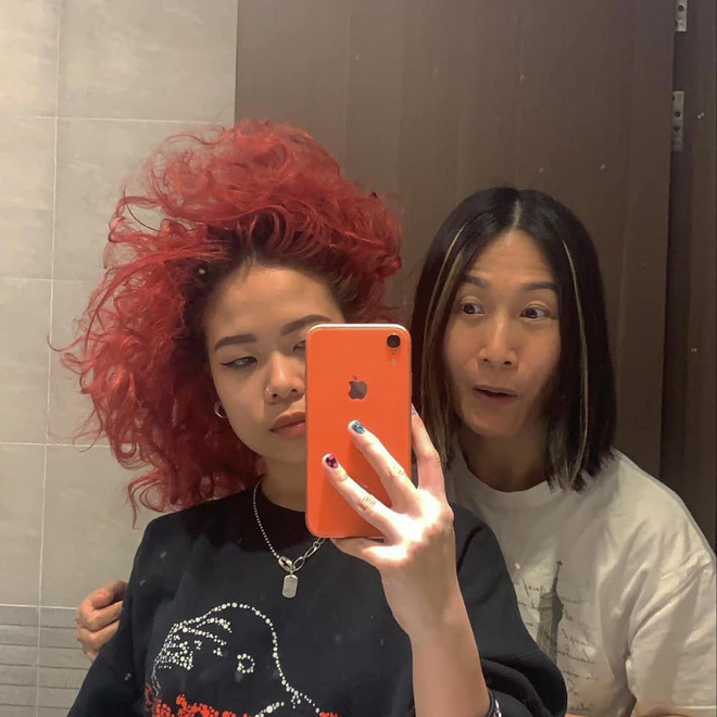 Tlinh khoe 'chị' mẹ, đến phụ huynh còn chơi hệ tóc phẩy line thế này bảo sao con gái không ngầu Tlinh khoe 'chị' mẹ, đến phụ huynh còn chơi hệ tóc phẩy line thế này bảo sao con gái không ngầu