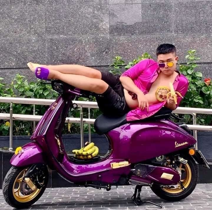 Chàng trai gây sốt với màn tạo dáng 'bá đạo' và phong cách thời trang 'tím lịm tìm sim' từ đầu tới chân - 2 Chàng trai gây sốt với màn tạo dáng 'bá đạo' và phong cách thời trang 'tím lịm tìm sim' từ đầu tới chân - 2