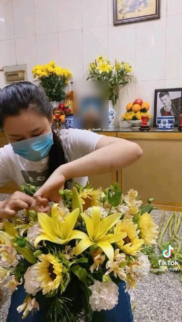 Vợ cố ca sĩ Vân Quang Long đã lộ diện sau drama đấu tố, lặng lẽ đến cắm hoa ở nơi thờ phụng chồng - 2 Vợ cố ca sĩ Vân Quang Long đã lộ diện sau drama đấu tố, lặng lẽ đến cắm hoa ở nơi thờ phụng chồng - 2