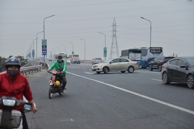 Hàng loạt ô tô bất chấp nguy hiểm, biển cấm, ngang nhiên quay đầu trên tuyến đường cao tốc đẹp nhất Hà Nội - 3 Hàng loạt ô tô bất chấp nguy hiểm, biển cấm, ngang nhiên quay đầu trên tuyến đường cao tốc đẹp nhất Hà Nội - 3