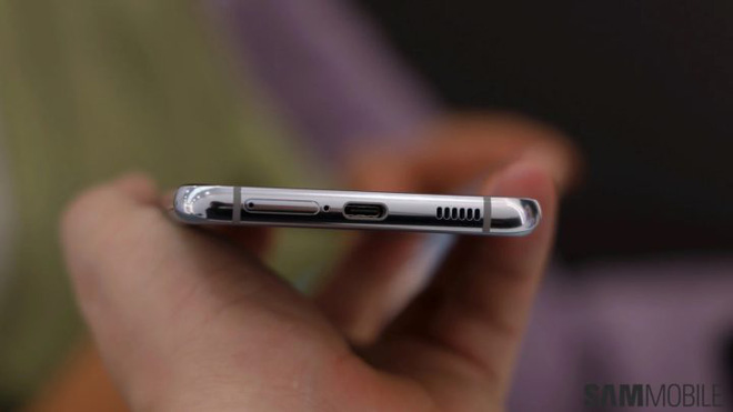 Samsung Galaxy S21 có một lỗi thiết kế nhỏ, có thể khiến người dùng chọc nhầm lỗ - 1 Samsung Galaxy S21 có một lỗi thiết kế nhỏ, có thể khiến người dùng chọc nhầm lỗ - 1
