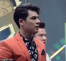 Quá vui mừng khi được ôm thần tượng trên sóng truyền hình, cô gái bất ngờ 'giật đùng đùng' ngay tại sân khấu, khiến hàng trăm người trố mắt kinh ngạc - 2 Quá vui mừng khi được ôm thần tượng trên sóng truyền hình, cô gái bất ngờ 'giật đùng đùng' ngay tại sân khấu, khiến hàng trăm người trố mắt kinh ngạc - 2