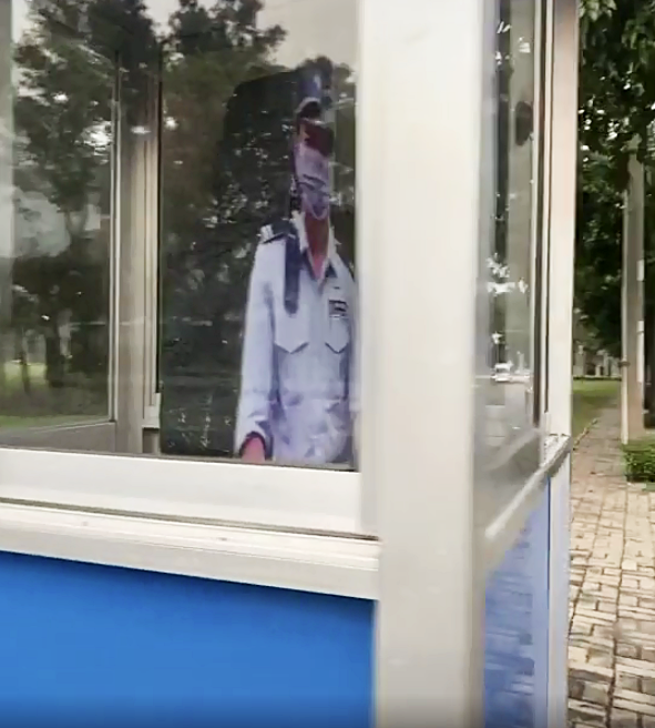 Đi ngang qua bốt bảo vệ thấy có gì đó kỳ lạ, cô gái quay xe lại đến gần và phát hiện sự thật 'động trời' bên trong - 1 Đi ngang qua bốt bảo vệ thấy có gì đó kỳ lạ, cô gái quay xe lại đến gần và phát hiện sự thật 'động trời' bên trong - 1
