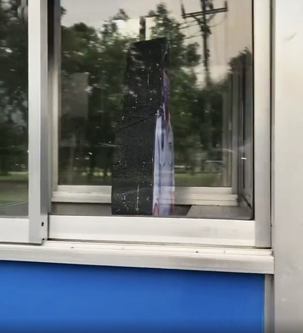 Đi ngang qua bốt bảo vệ thấy có gì đó kỳ lạ, cô gái quay xe lại đến gần và phát hiện sự thật 'động trời' bên trong - 2 Đi ngang qua bốt bảo vệ thấy có gì đó kỳ lạ, cô gái quay xe lại đến gần và phát hiện sự thật 'động trời' bên trong - 2
