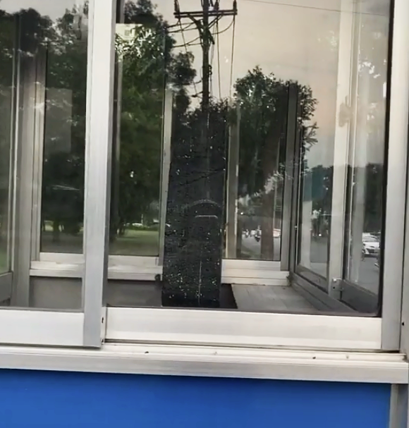 Đi ngang qua bốt bảo vệ thấy có gì đó kỳ lạ, cô gái quay xe lại đến gần và phát hiện sự thật 'động trời' bên trong - 3 Đi ngang qua bốt bảo vệ thấy có gì đó kỳ lạ, cô gái quay xe lại đến gần và phát hiện sự thật 'động trời' bên trong - 3