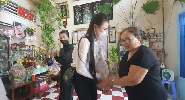 Vợ 2 Vân Quang Long đưa con gái đến nhà bố mẹ nam ca sĩ, khóc lóc xin lỗi nhưng bị từ chối Vợ 2 Vân Quang Long đưa con gái đến nhà bố mẹ nam ca sĩ, khóc lóc xin lỗi nhưng bị từ chối