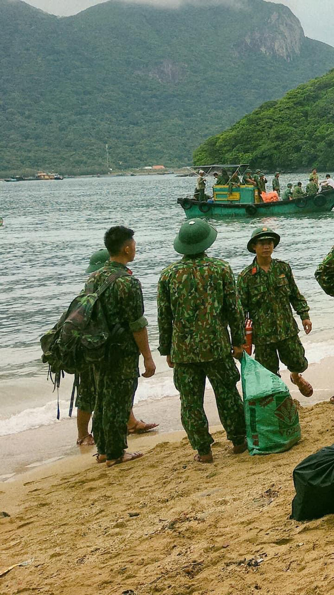 Đi tình nguyện, cô gái bất ngờ 'nhặt' luôn anh bộ đội điển trai kém 3 tuổi về làm chồng - 2 Đi tình nguyện, cô gái bất ngờ 'nhặt' luôn anh bộ đội điển trai kém 3 tuổi về làm chồng - 2