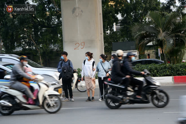 Hà Nội: Sau vụ tai nạn khiến 2 nạn nhân tử vong thương tâm, nhiều người vẫn bất chấp băng qua dòng xe như mắc cửi trên đường Nguyễn Trãi - 1 Hà Nội: Sau vụ tai nạn khiến 2 nạn nhân tử vong thương tâm, nhiều người vẫn bất chấp băng qua dòng xe như mắc cửi trên đường Nguyễn Trãi - 1