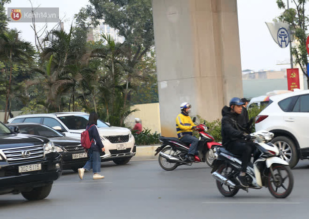 Hà Nội: Sau vụ tai nạn khiến 2 nạn nhân tử vong thương tâm, nhiều người vẫn bất chấp băng qua dòng xe như mắc cửi trên đường Nguyễn Trãi - 6 Hà Nội: Sau vụ tai nạn khiến 2 nạn nhân tử vong thương tâm, nhiều người vẫn bất chấp băng qua dòng xe như mắc cửi trên đường Nguyễn Trãi - 6