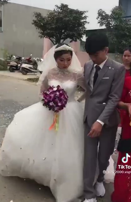 Xôn xao clip chú rể 2k3 lấy cô dâu 29 tuổi để trả nợ cho gia đình, ngày cưới mặt không thể vui, mắt rưng rưng muốn khóc? Xôn xao clip chú rể 2k3 lấy cô dâu 29 tuổi để trả nợ cho gia đình, ngày cưới mặt không thể vui, mắt rưng rưng muốn khóc?