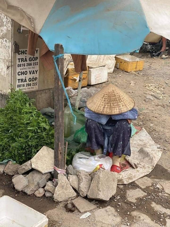 Bà cụ bán rau ngồi bó gối giữa phố Sài Gòn khiến dân mạng cảm động, bất ngờ nhất là hành động của chàng trai chụp hình - 1 Bà cụ bán rau ngồi bó gối giữa phố Sài Gòn khiến dân mạng cảm động, bất ngờ nhất là hành động của chàng trai chụp hình - 1