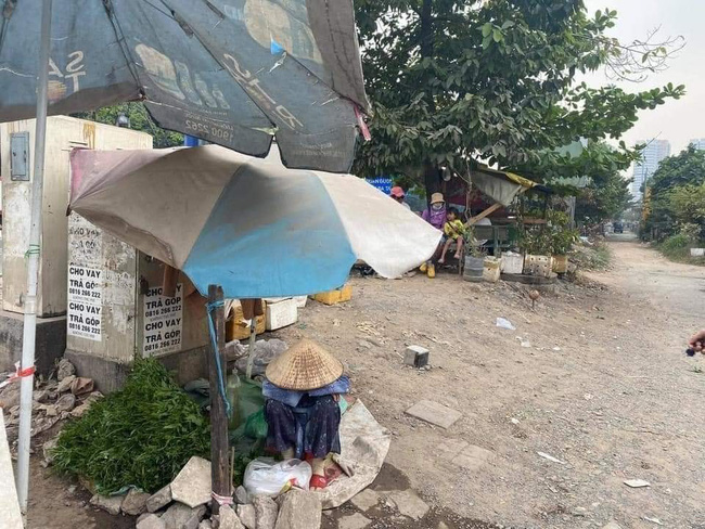 Bà cụ bán rau ngồi bó gối giữa phố Sài Gòn khiến dân mạng cảm động, bất ngờ nhất là hành động của chàng trai chụp hình Bà cụ bán rau ngồi bó gối giữa phố Sài Gòn khiến dân mạng cảm động, bất ngờ nhất là hành động của chàng trai chụp hình